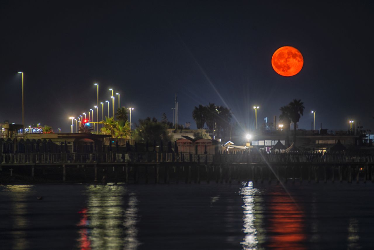 Ostia, notte di San Lorenzo: la Luna piena si prende la scena dietro i Lepini